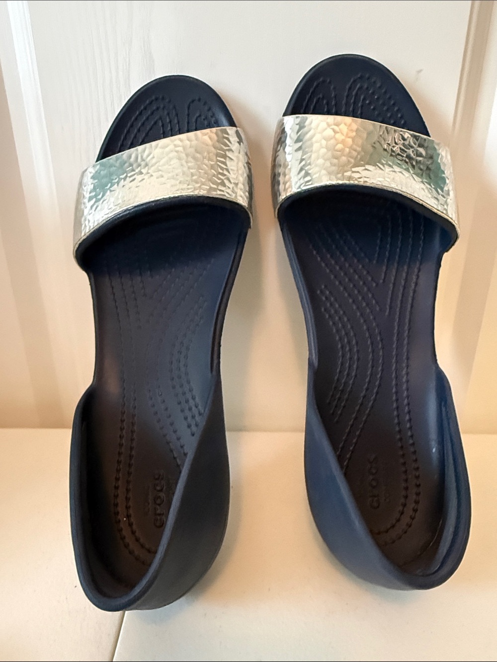 CROCS Lina Navy Slide Sandals with Metallic Silver Strap (sz 8)